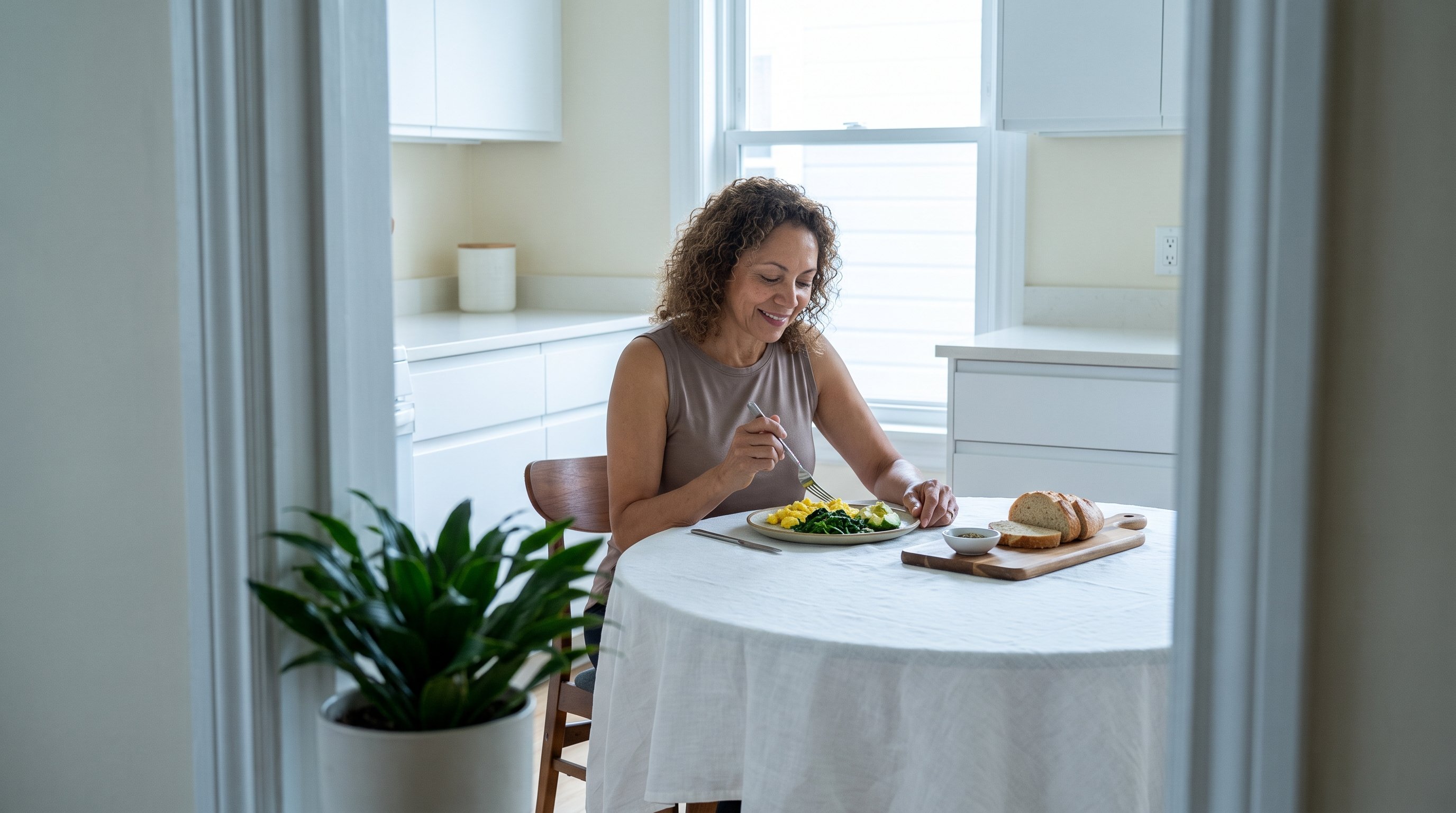 A rough per-meal target keeps things simple without asking you to weigh every gram.