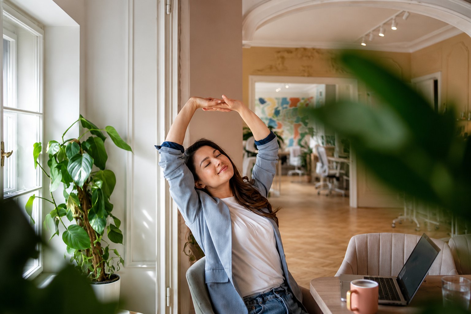 nord-pilates-woman-stretching-office-mindful-break-wellness-pilates-lifestyle nord-pilates-woman-stretching-office-mindful-break-wellness-pilates-lifestyle